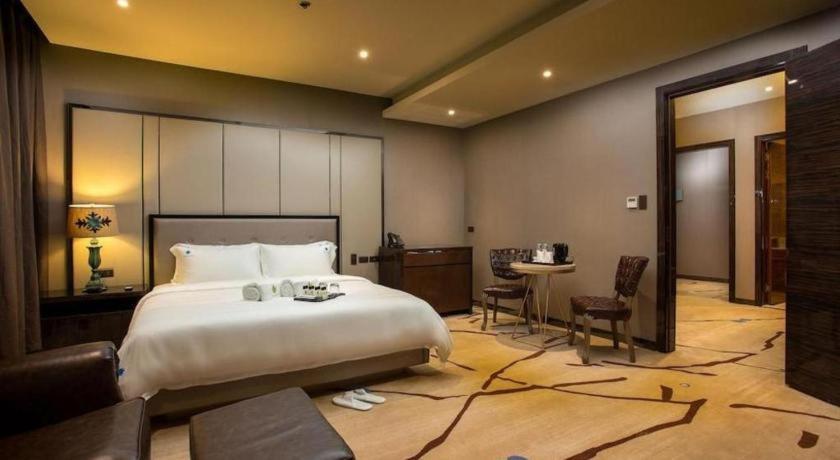 Lotus Blu Hotel Легаспи Экстерьер фото